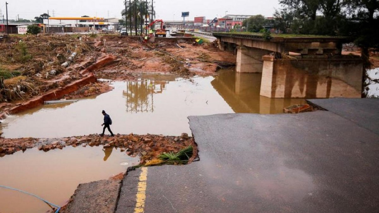 Sudáfrica declara estado de desastre nacional por inundacion