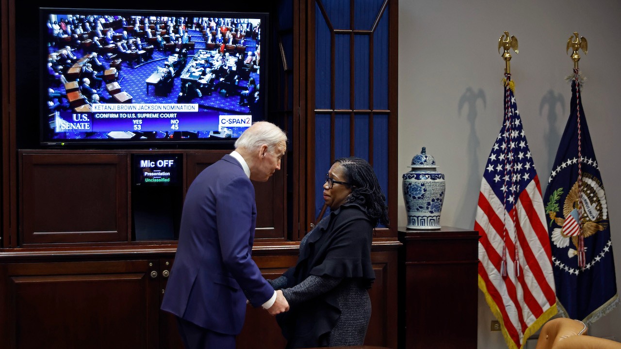 El presidente de los EE. UU., Joe Biden, felicita a Ketanji Brown Jackson momentos después de que el Senado de los EE. UU. la confirmara como la primera mujer afroamericana en ser jueza en la Corte Suprema (Getty Images)