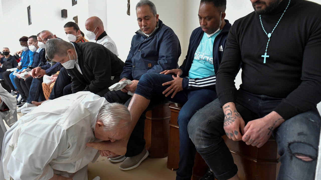 El papa Francisco lavó los pies a presos en el Jueves Santo