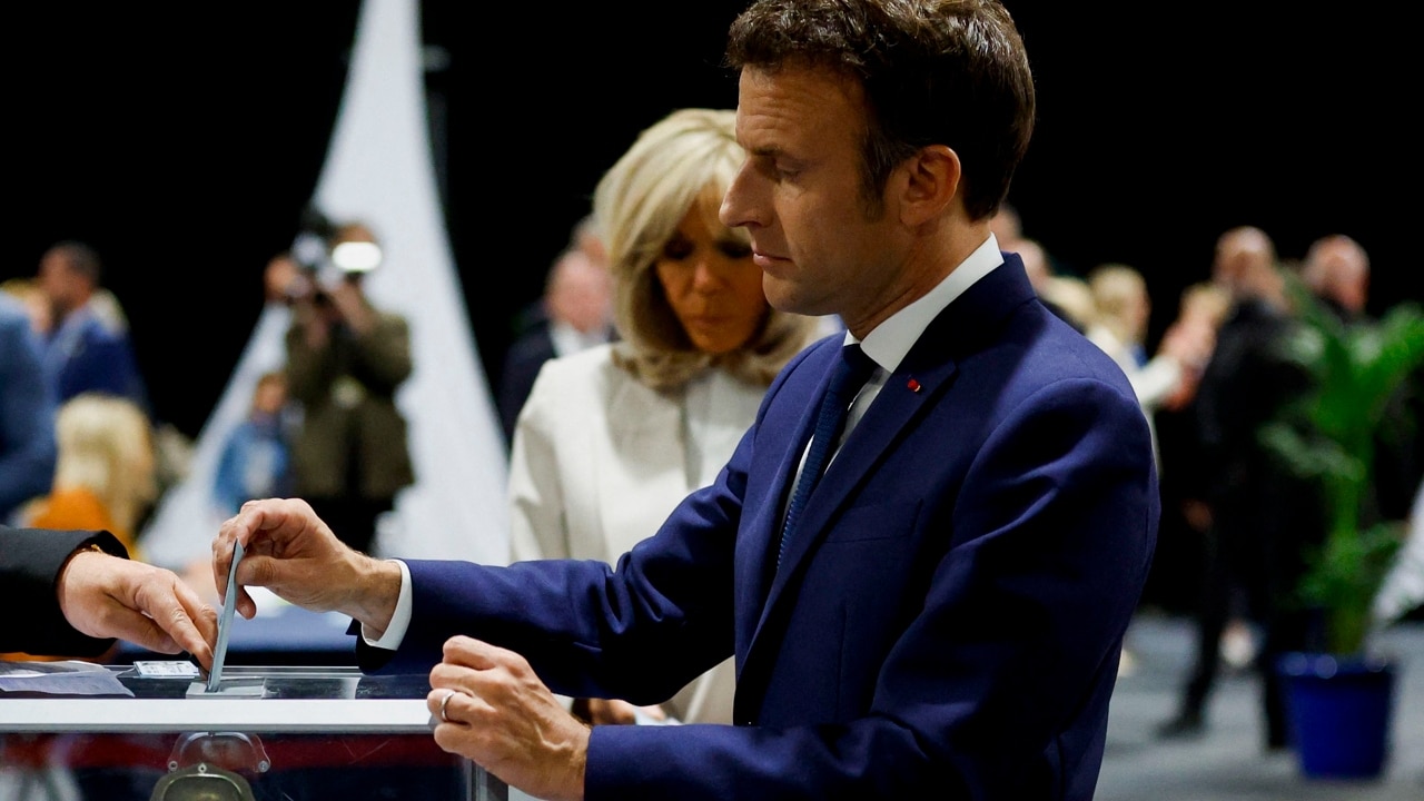 El candidato a la reelección como presidente de Francia, Emmanuel Macron, ha votado este domingo en Touquet