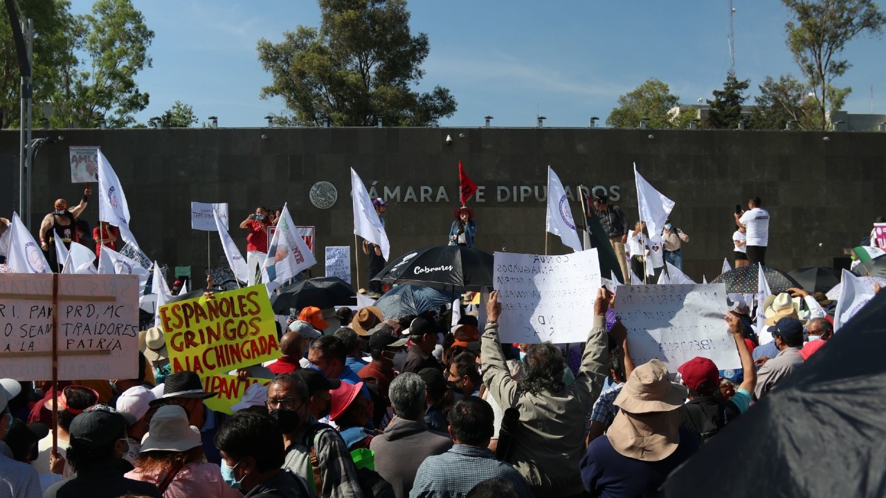 Manifestantes a favor de la Reforma Eléctrica rodean la Cámara de Diputados