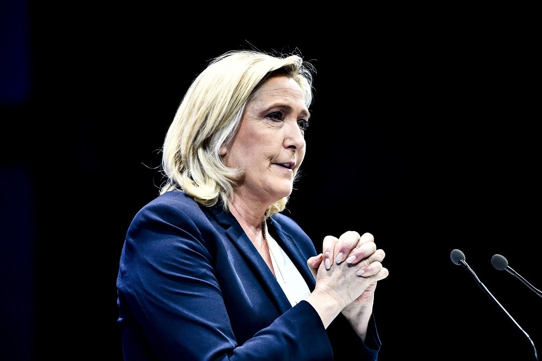 Le Pen se acerca a Macron en sondeos previos a elección