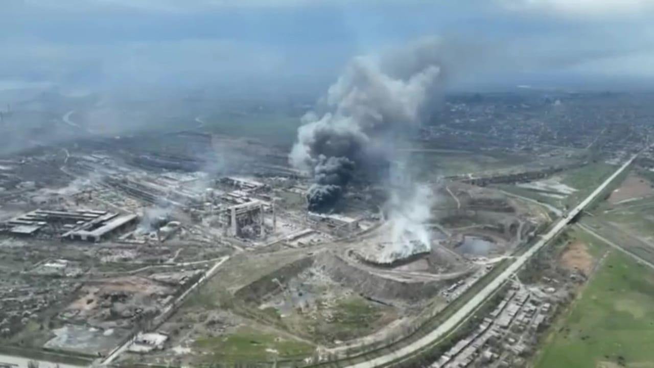 Fotografía que muestra una columna de humo saliendo de la planta de acero de Azovstal durante los ataques aéreos en Mariúpol.