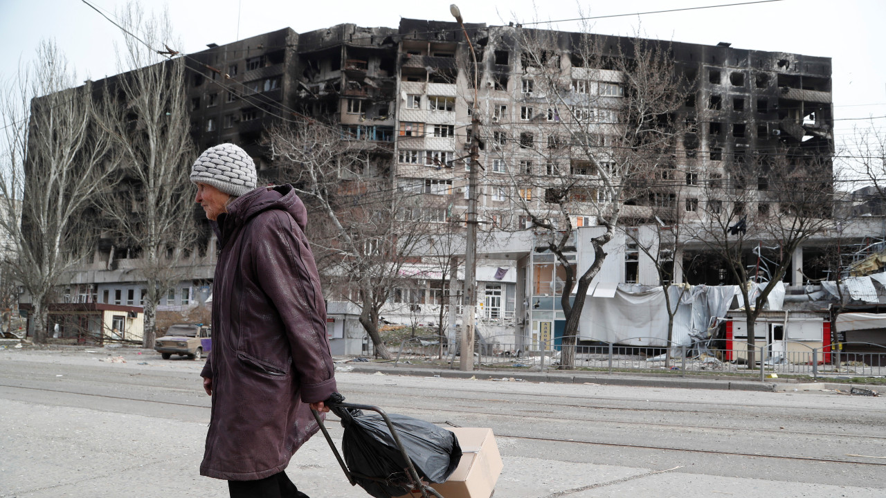 Rusia se retira del norte de Ucrania, tras devastadores bombardeos