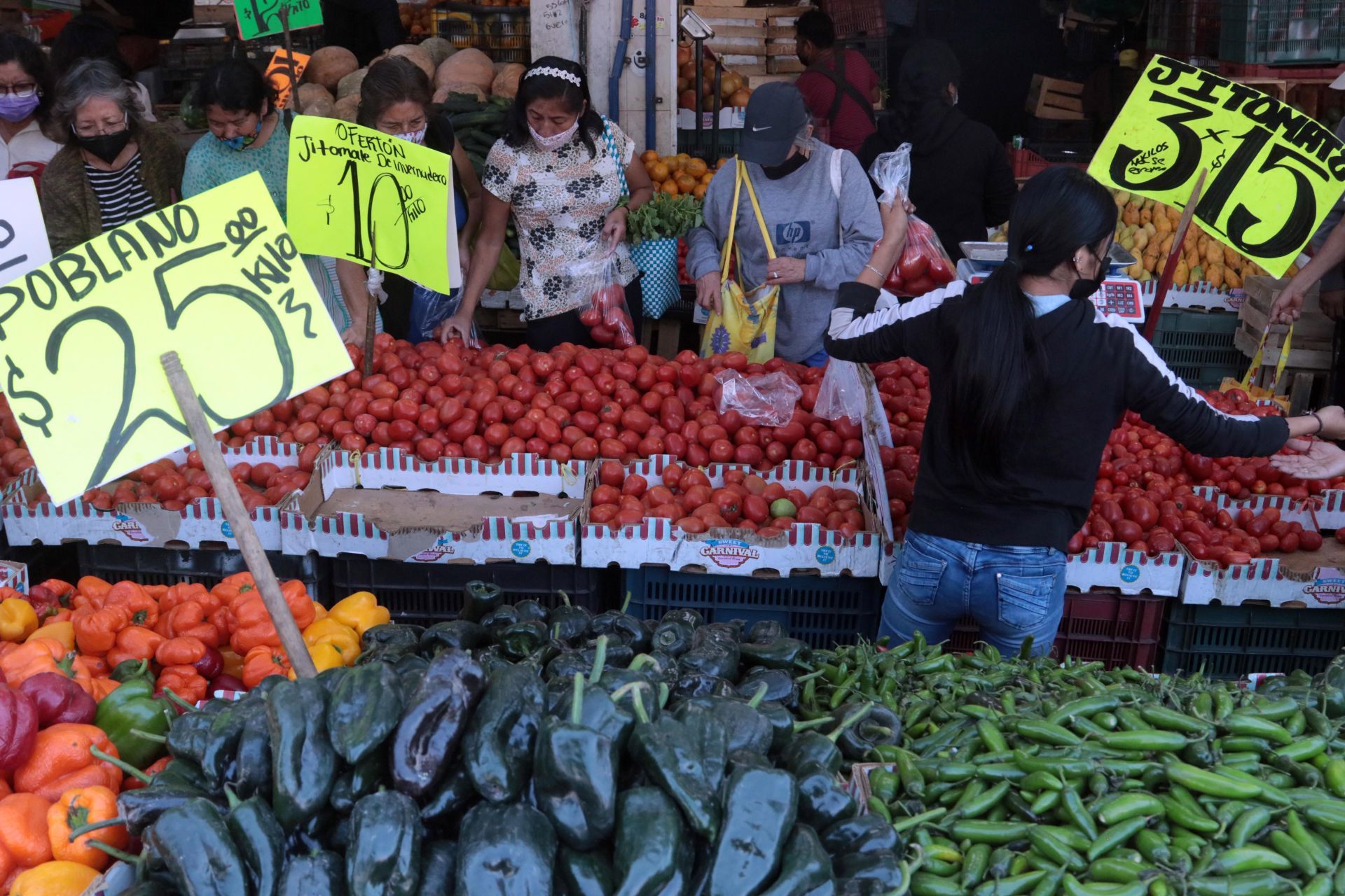 Venta de fruta de temporada en el area de las bodegas del mercado Adolfo Lopez Mateos, el mas grande la entidad.