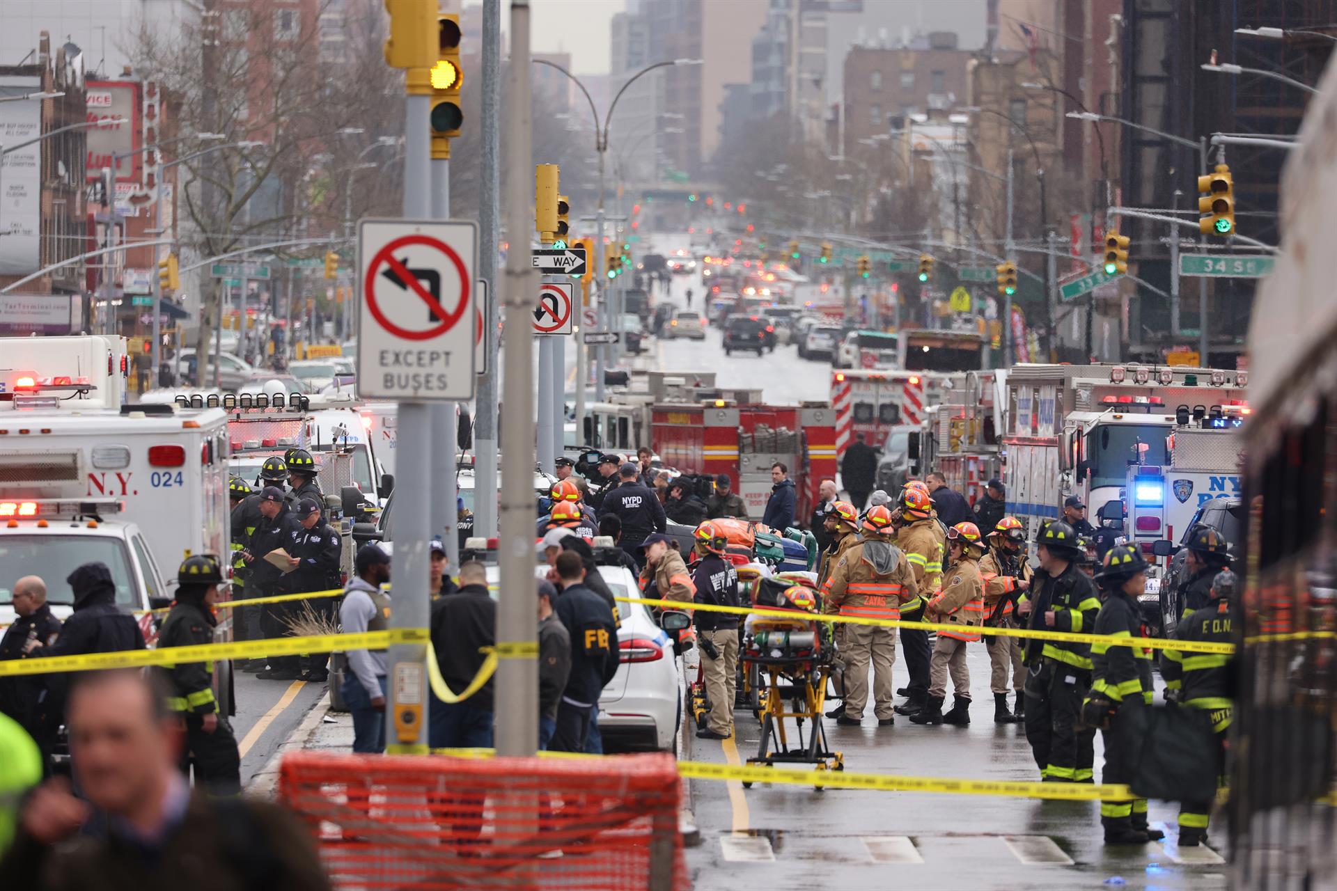 Reportan tiroteo en Metro de Nueva York; hay al menos 13 heridos