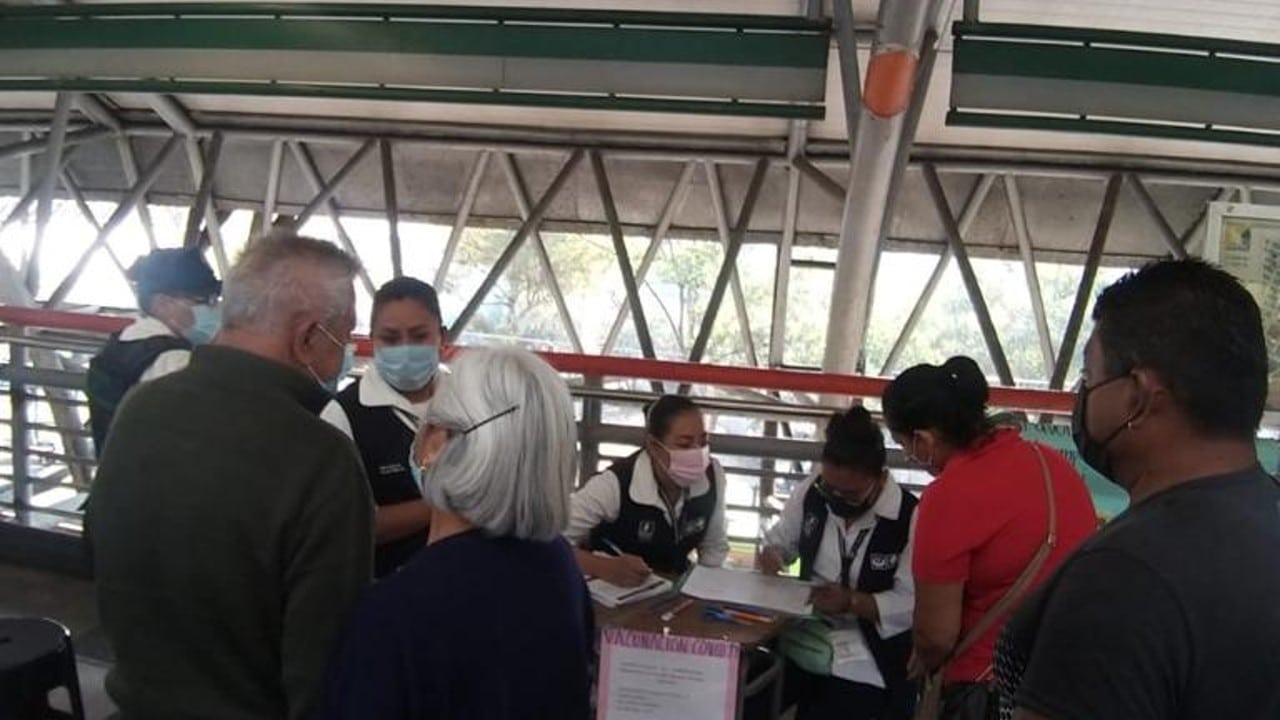 Inicia vacunación contra COVID-19 en 10 estaciones del Metro de CDMX