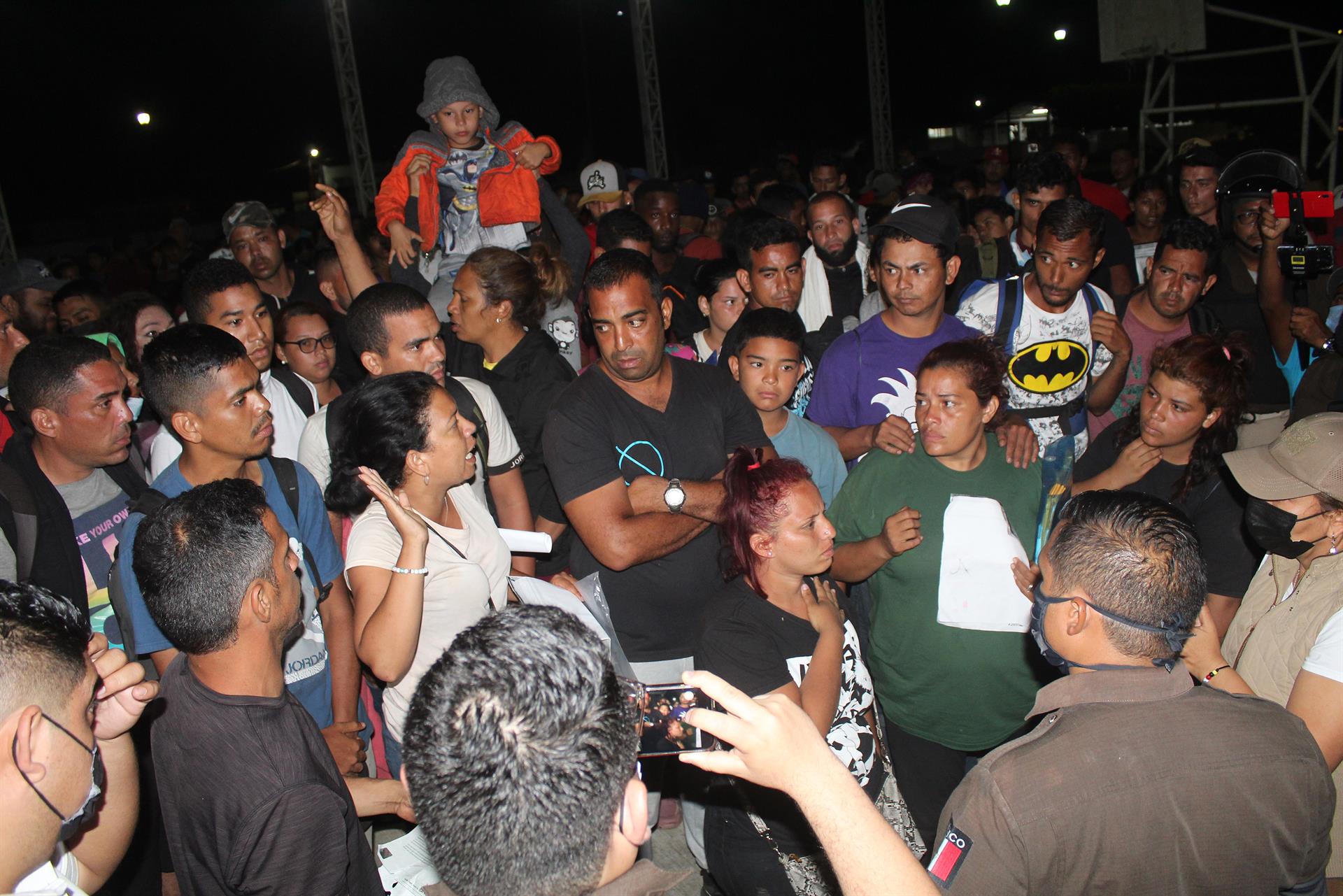 Una caravana de migrantes centroamericanos son disueltos por autoridades migratorias en Tapachula, Chiapas (EFE)