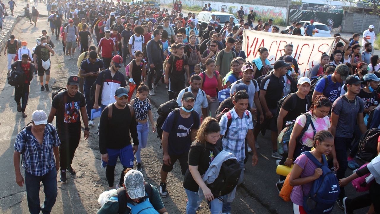 Migrantes de diferentes nacionalidades caminan pacíficamente por las principales avenidas en la ciudad de Tapachula, Chiapas