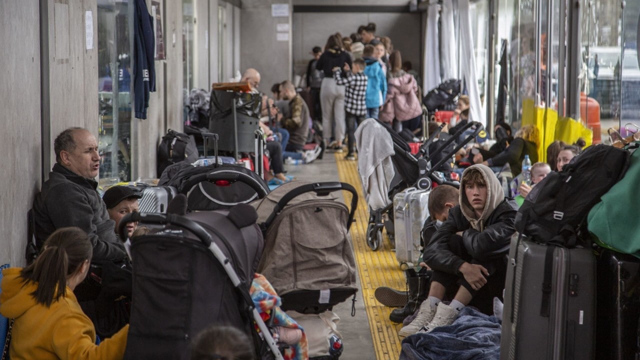 Cientos de refugiados ucranianos son ubicados en albergue temporal en Tijuana