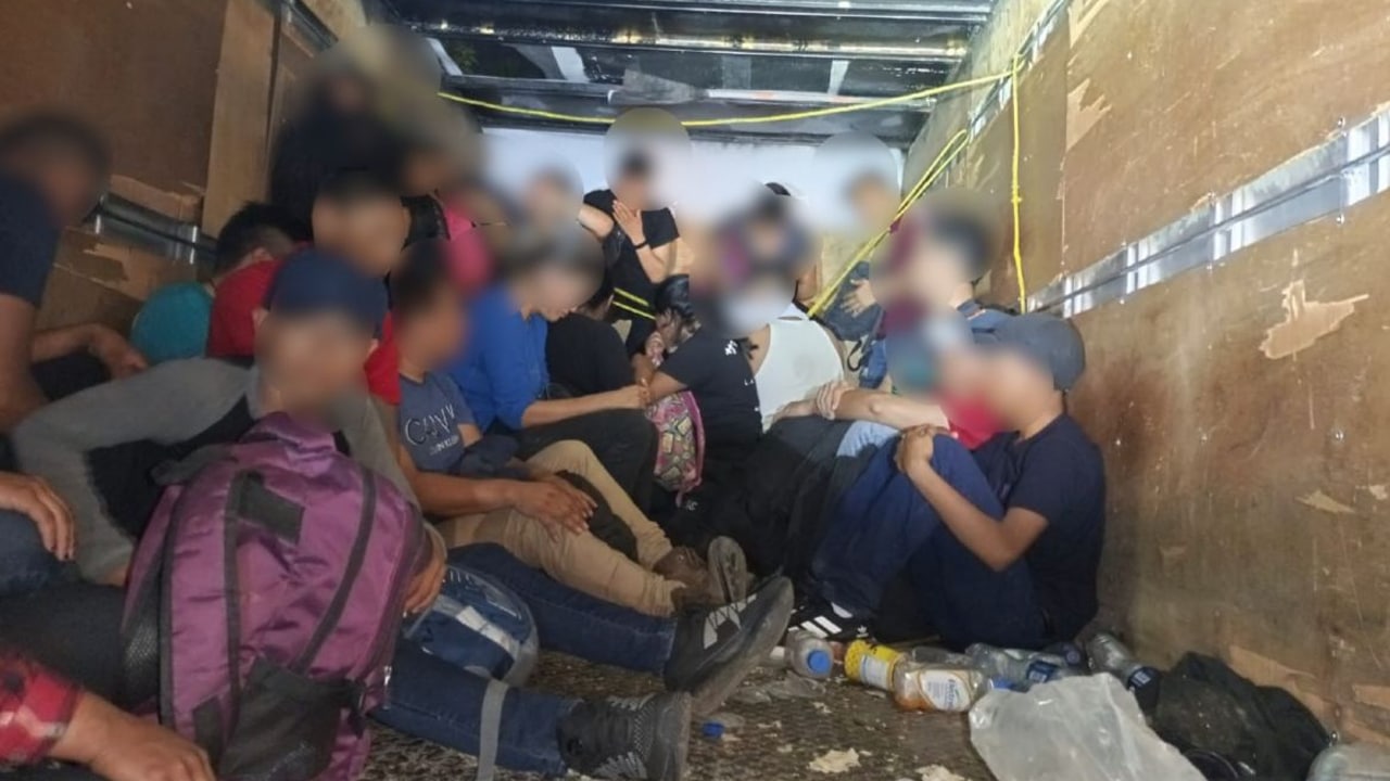 Rescatan a 72 migrantes centroamericanos que eran trasladados en la caja d una camioneta