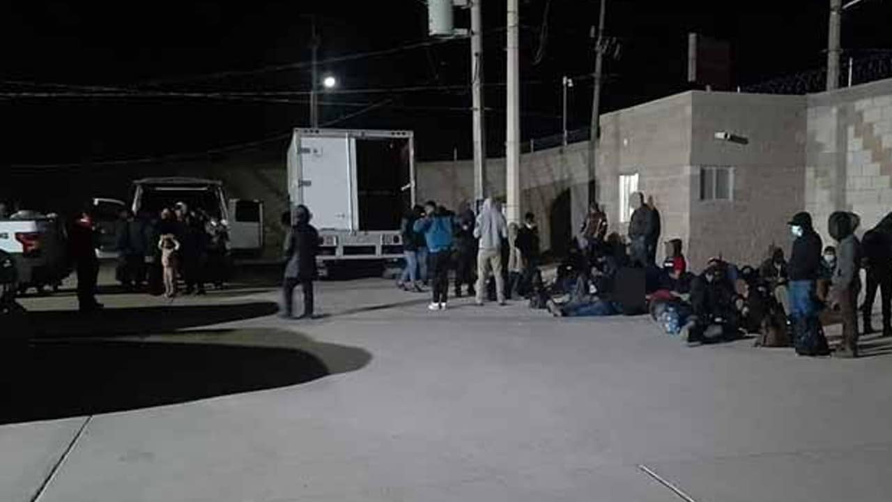 Rescatan a 73 migrantes que eran transportados en un camión de carga con destino a Ciudad Juárez