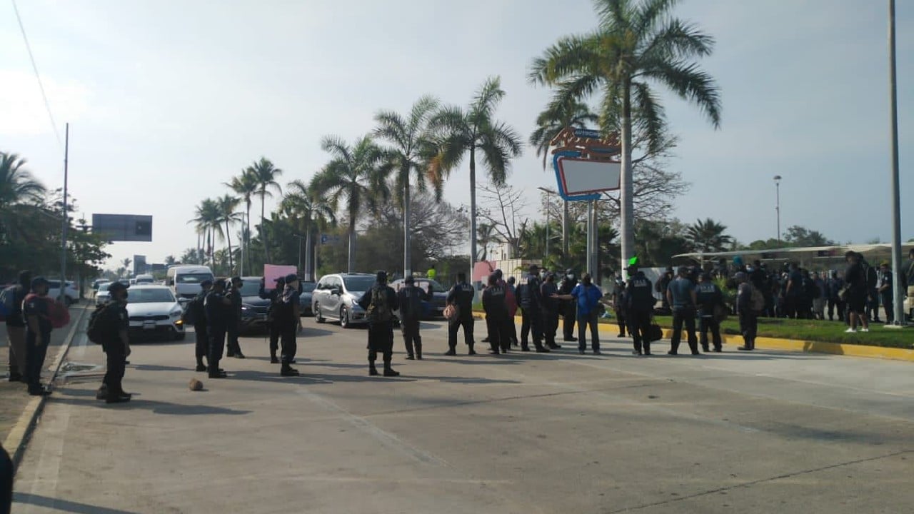 Protestan policías en Acapulco y piden mejoras laborales.