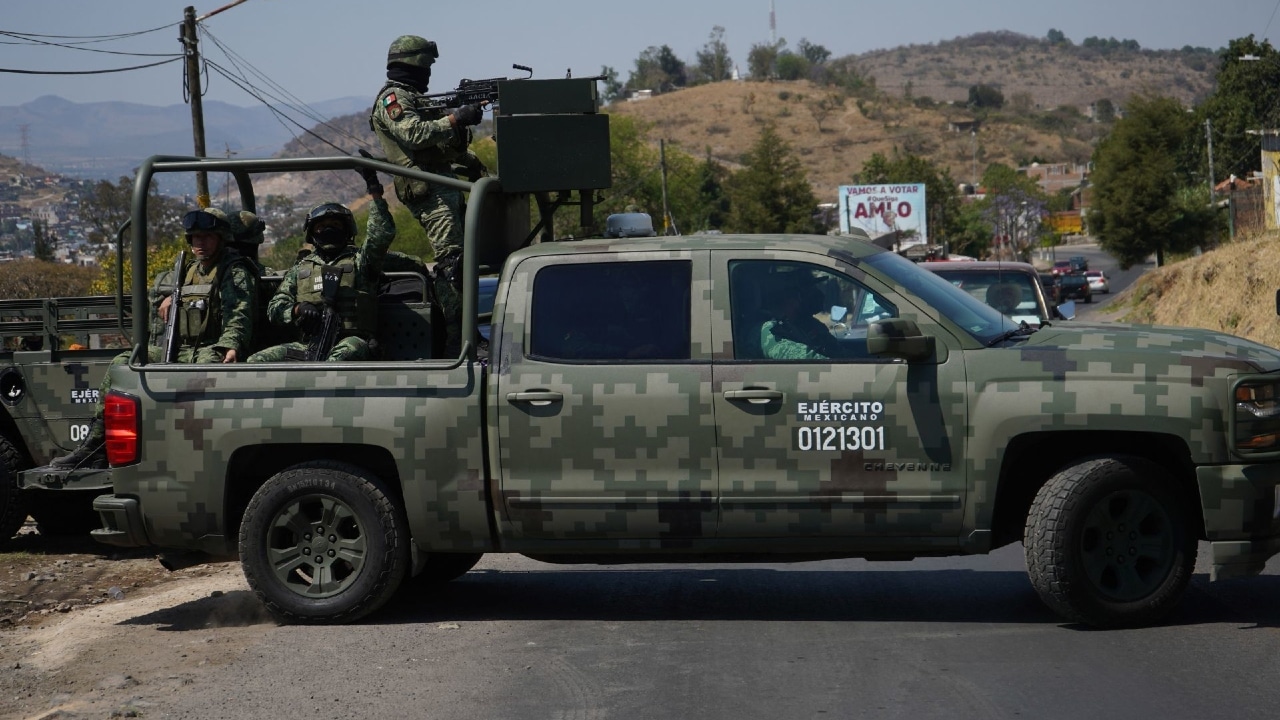 Fotografía de archivo que muestra a un grupo de militares vigilando en Michoacán
