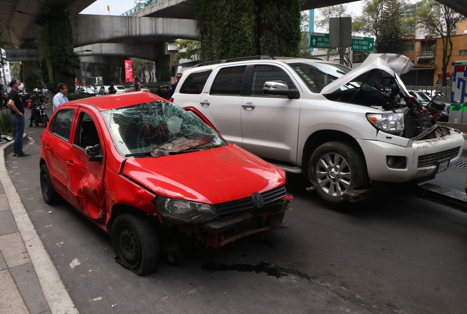 Una camioneta y un carro registraron un choque en Periférico a la altura de Barranca del Muerto.