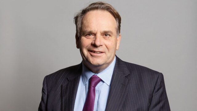 Dimite diputado conservador británico tras ver videos pornográficos durante sesión legislativ