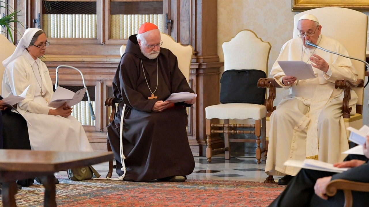 El papa Francisco (derecha), sentado junto al cardenal Sean O'Malley, arzobispo de Boston (centro), durante una audiencia privada en la Ciudad del Vaticano.
