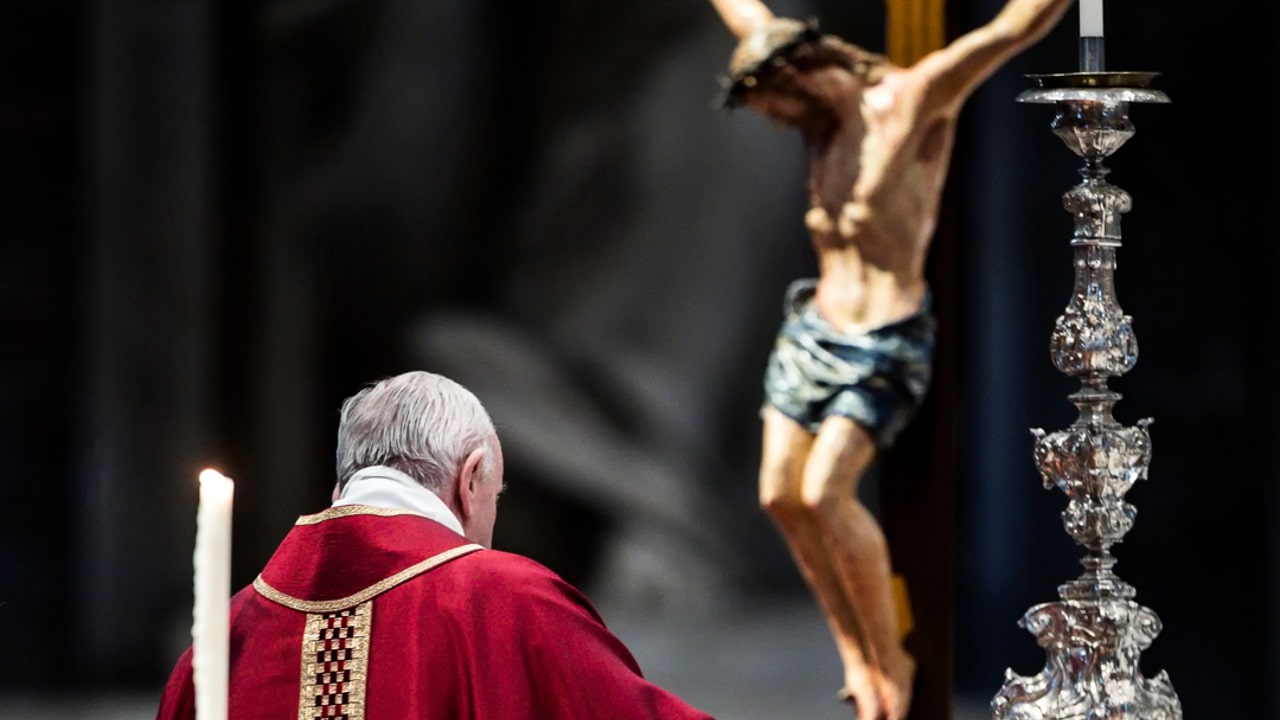 El papa Francisco celebra la misa del Viernes Santo por la Pasión de Cristo en la Basílica de San Pedro, en el Vaticano.