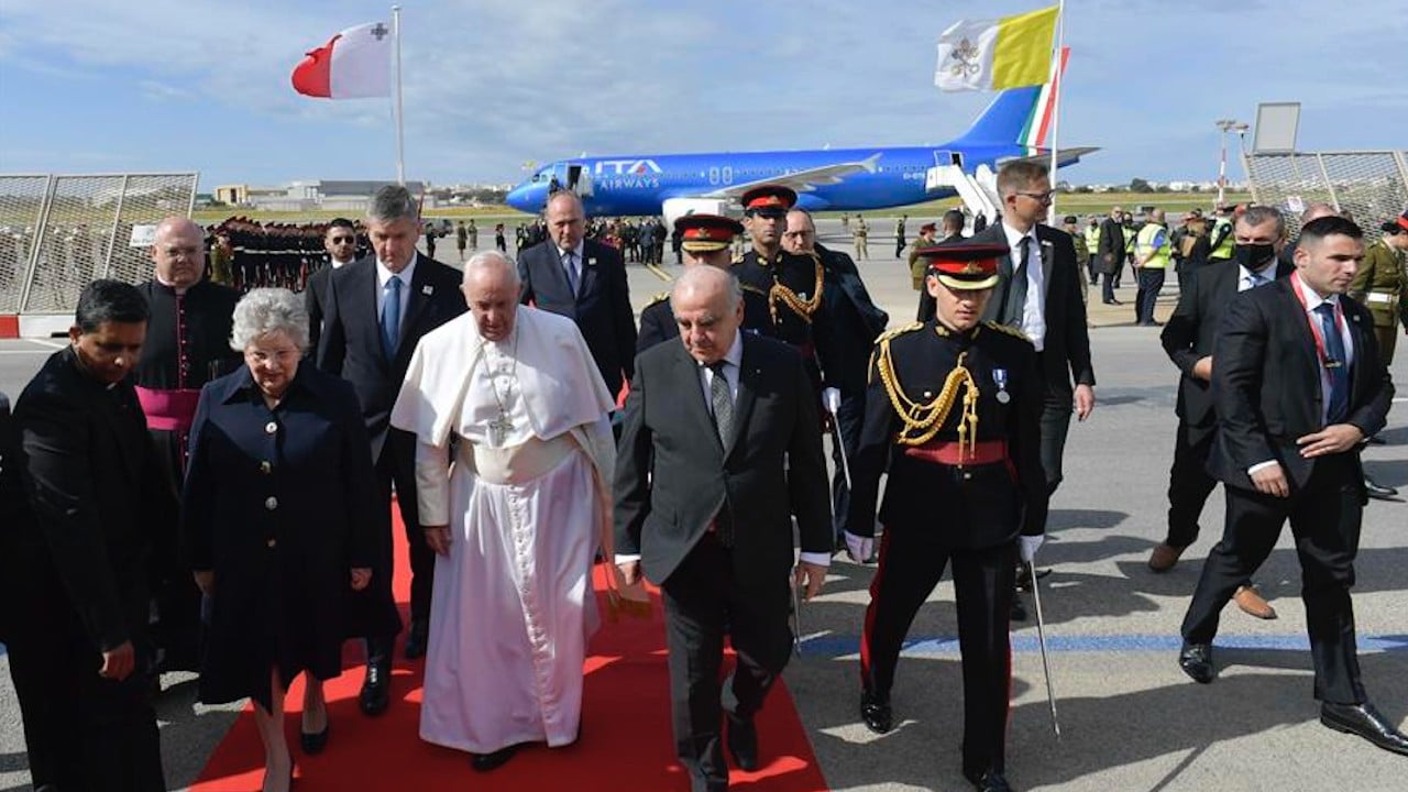 El papa Francisco llega a Malta para una visita de dos días