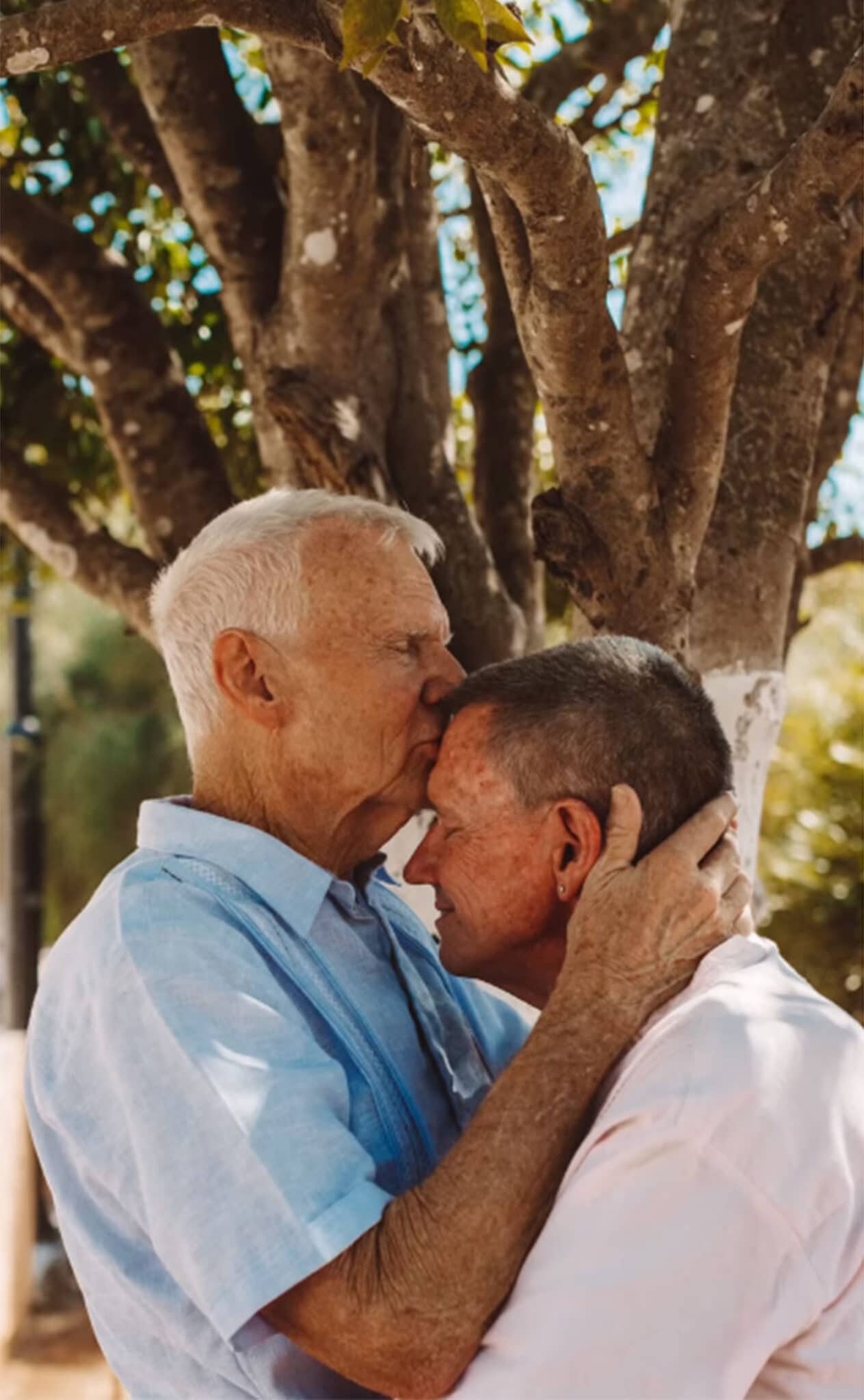 Pareja gay de abuelitos hace sesión de fotos en Yucatán
