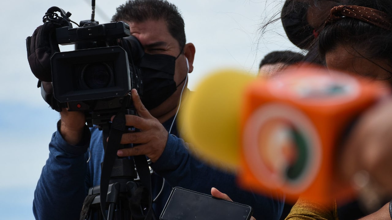 Fotografía que muestra a periodistas realizando su trabajo.