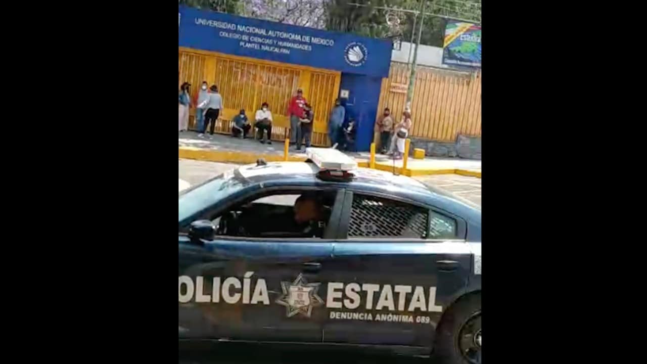 Autoridades en inmediaciones del CCH Naucalpan (Facebook: Frida Sánchez)