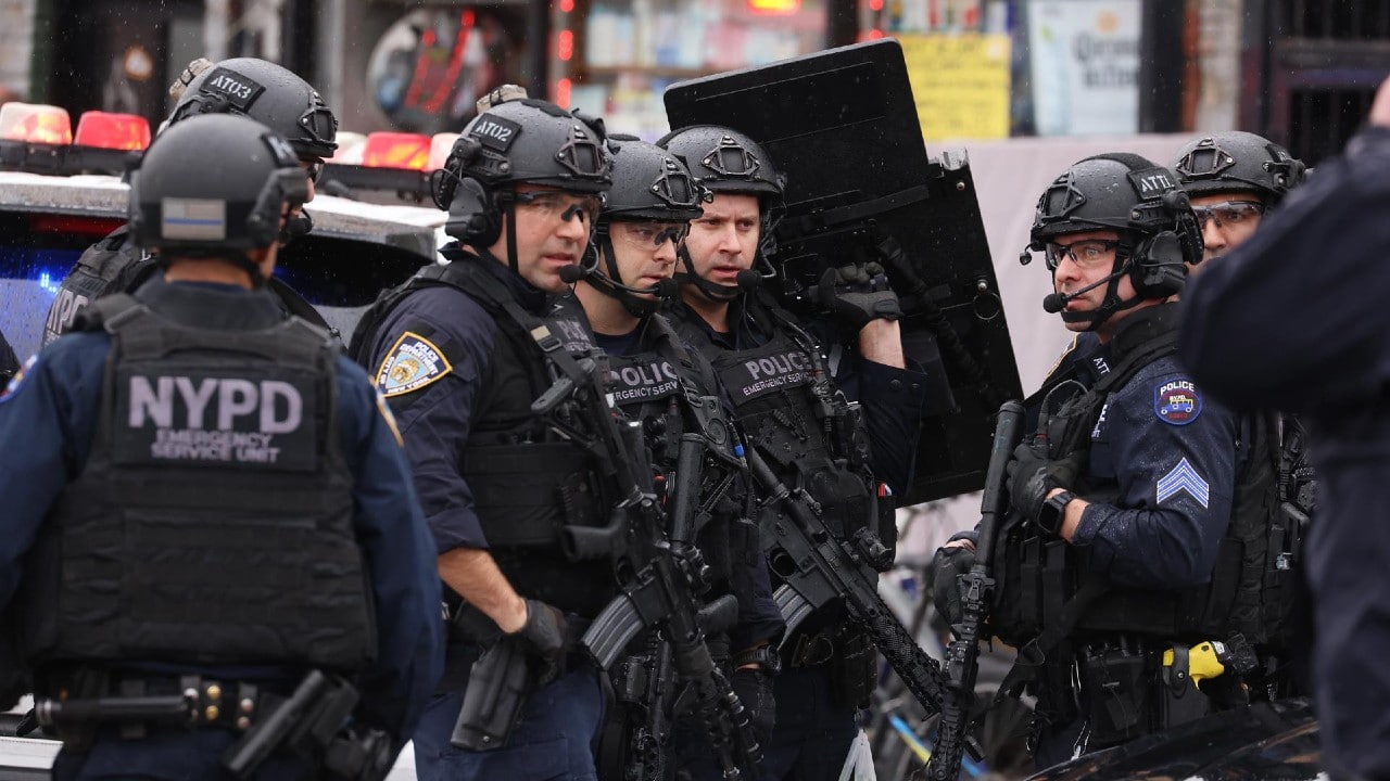 Policías de Nueva York tras tiroteo en el metro