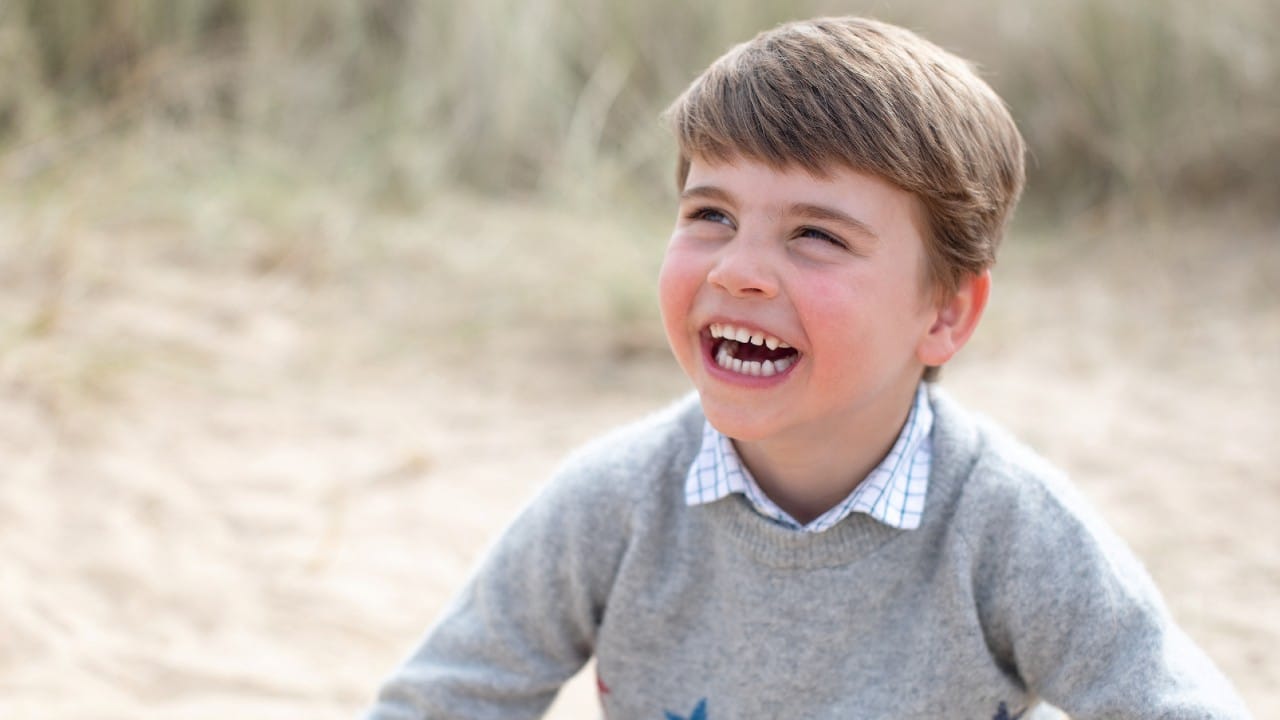 El príncipe Luis, hijo de los duques de Cambridge, cumple 4 años; publican sus fotos en la playa