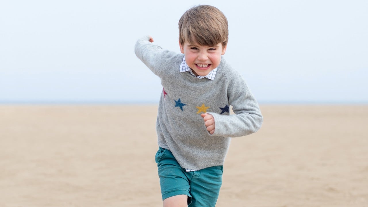 El príncipe Luis, hijo de los duques de Cambridge, cumple 4 años; publican sus fotos en la playa