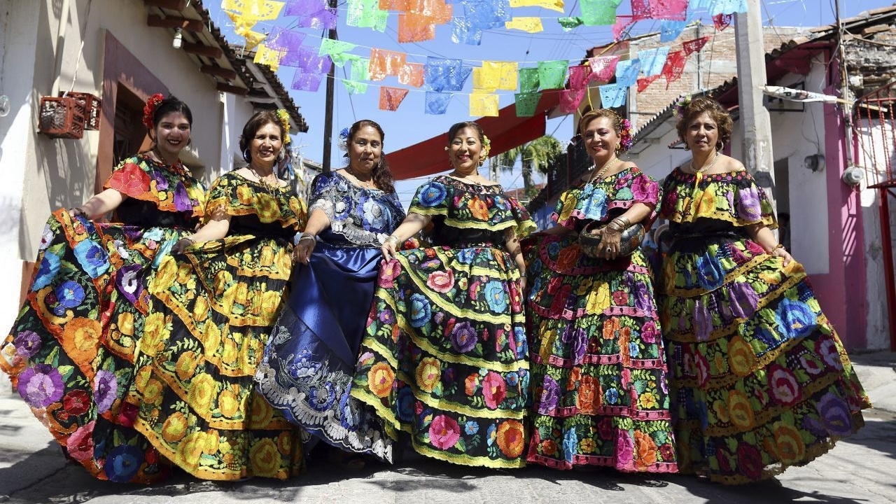 Fotografía que muestra a un grupo de chiapanecas celebrando a San Antonio Abad en calles del pueblo mágico de Chiapa de Corzo
