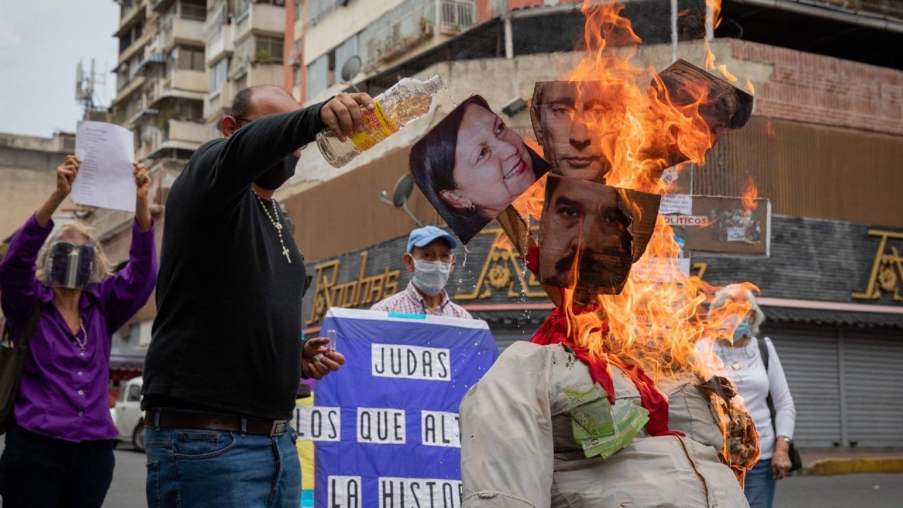 Venezolanos queman figuras de Maduro y Putin para recrear la muerte de Judas