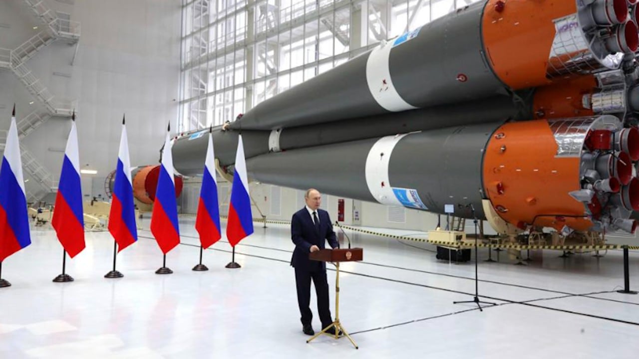 El presidente ruso, Vladimir Putin, pronuncia su discurso en una fábrica de ensamblaje de cohetes durante su visita al cosmódromo Vostochny (AP)