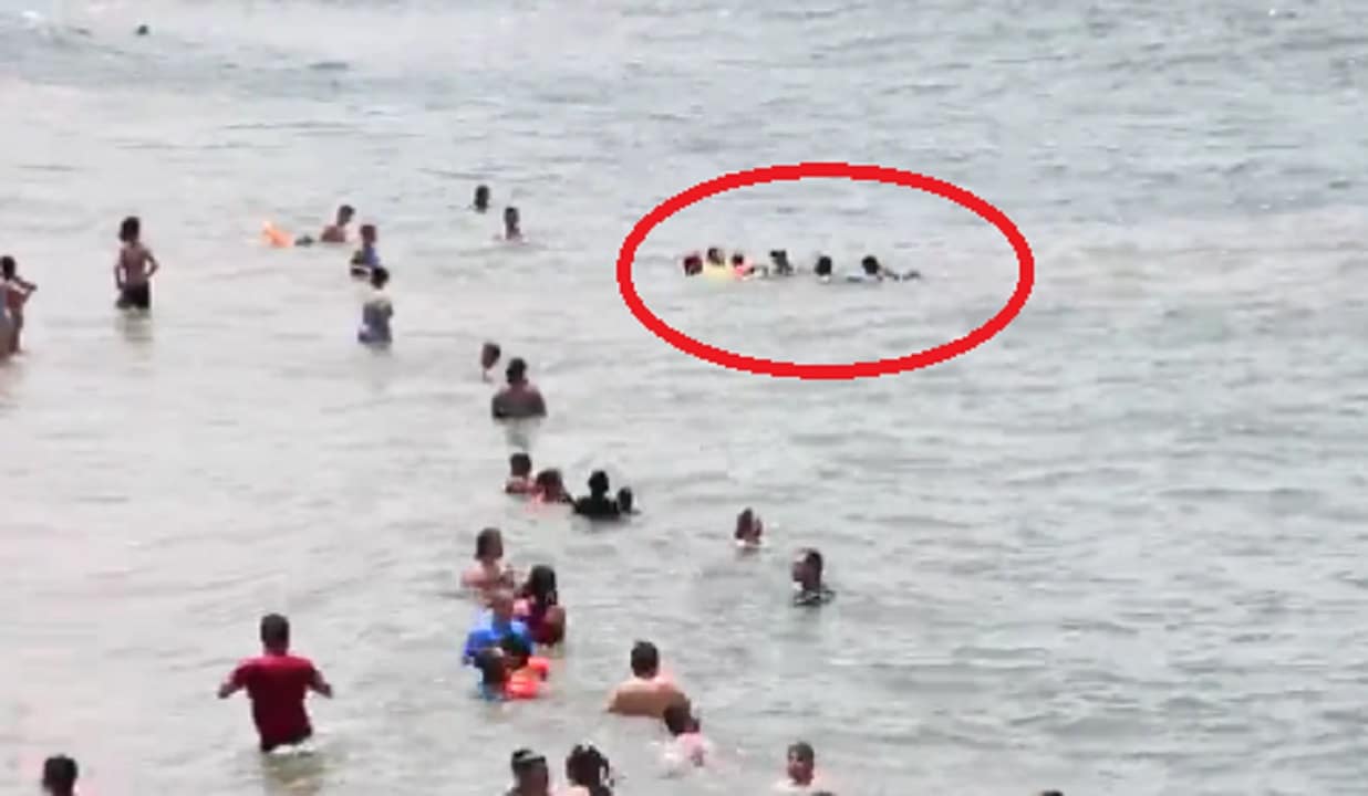 Rescatan a turistas en playa de Puerto Vallarta, Jalisco