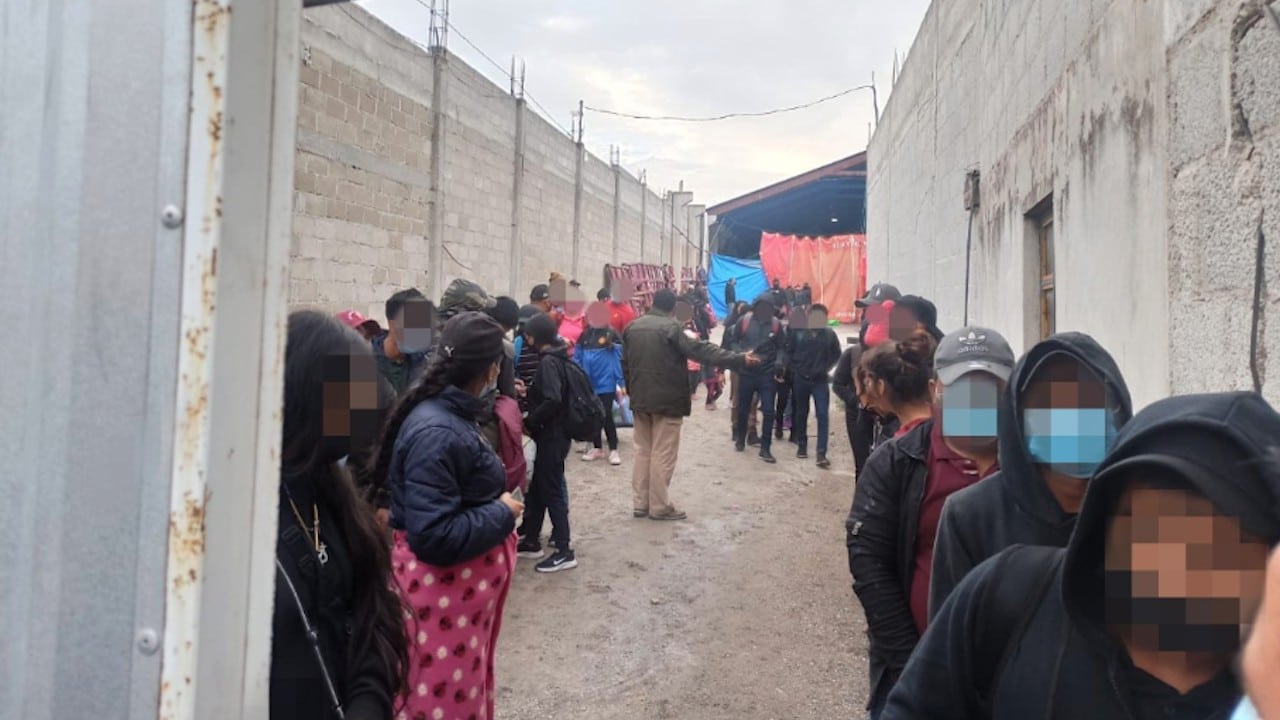 Rescate de migrantes de diversas nacionalidades en Acajete, Puebla (Twitter: @INAMI_mx)