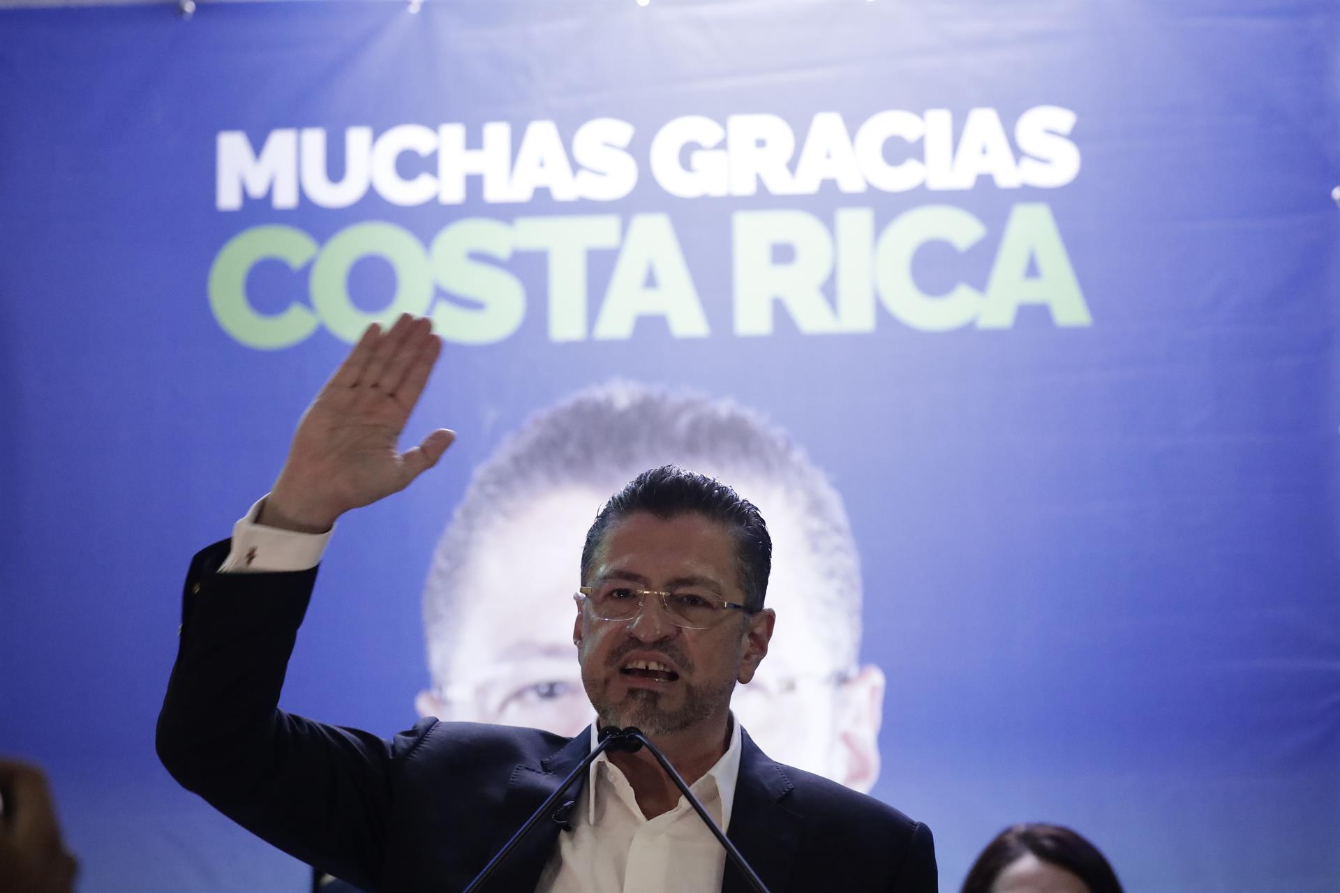 Rodrigo Chaves gana la Presidencia de Costa Rica; recibe con responsabilidad el reto de gobernar.