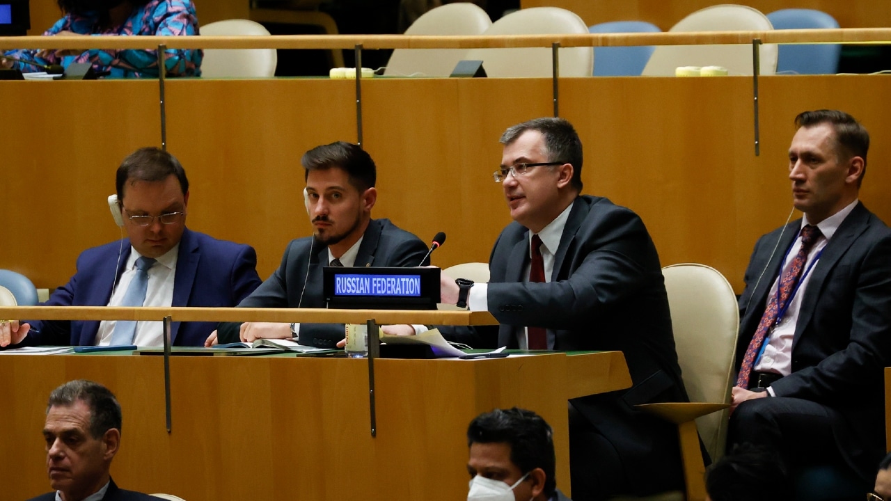Fotografía que muestra al representante permanente adjunto de Rusia ante la ONU, Gennady Kuzmin (C), durante la Asamblea General de la ONU.