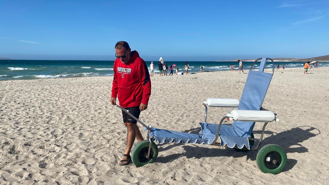 Mexicano crea silla anfibia para que personas con discapacidad disfruten la playa