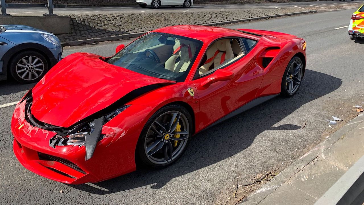Inglaterra: chocó Ferrari nuevo que acaba de comprar