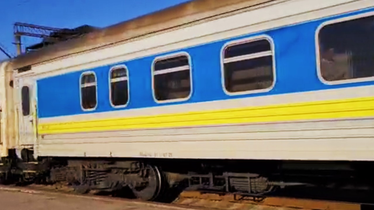 Un bombardeo ruso bloquea temporalmente tres trenes de evacuación en Donetsk, Ucrania