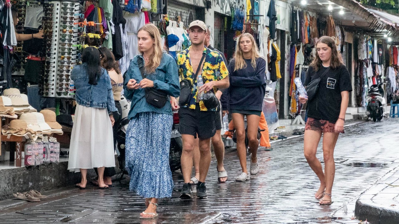 Turistas pasean por Bali, Indonesia