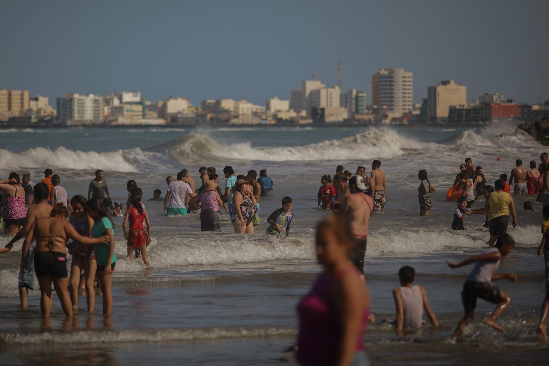 Cientos de turistas disfrutan de las playas de Veracruz