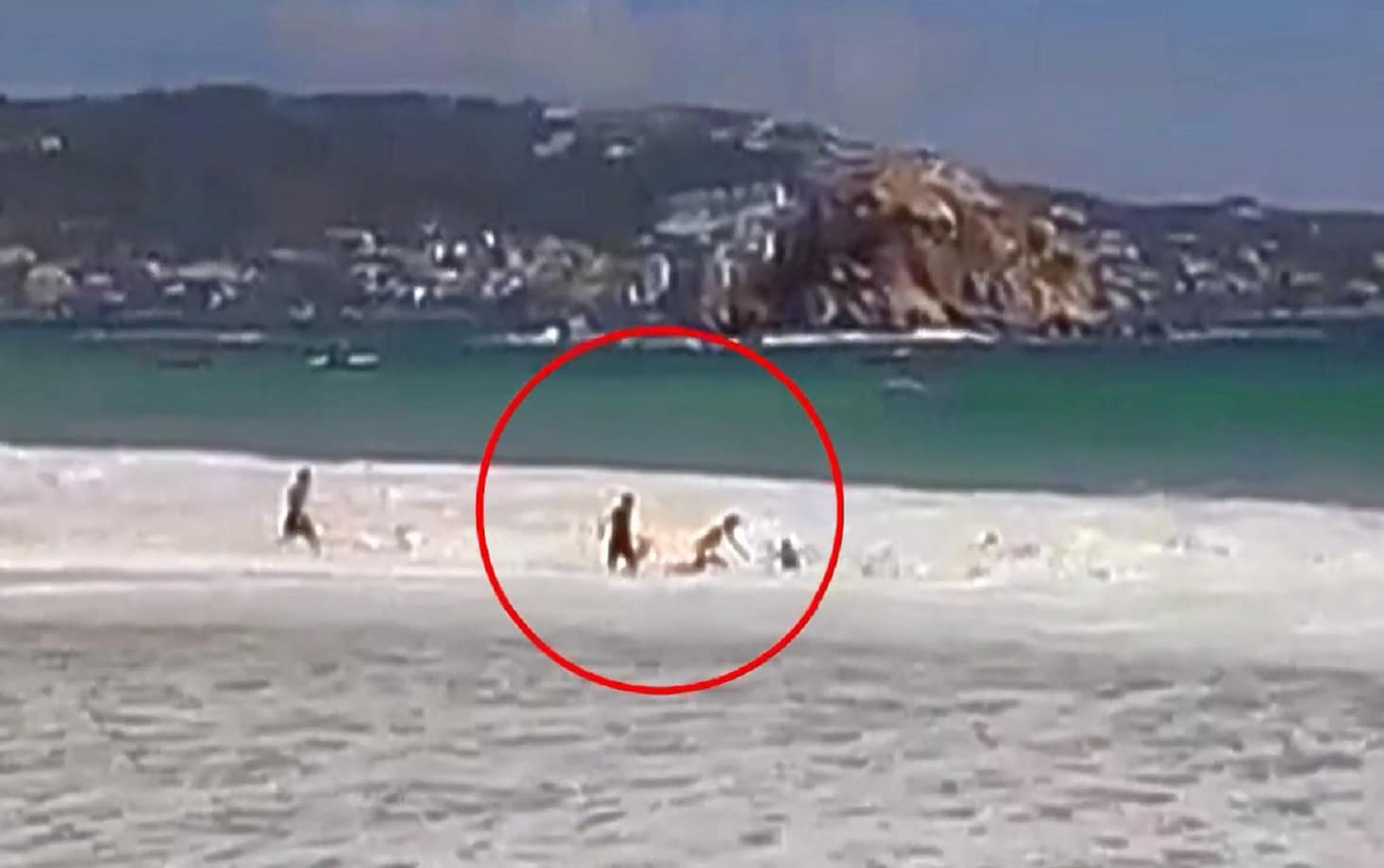 Rescatan a dos turistas de morir ahogados en Acapulco