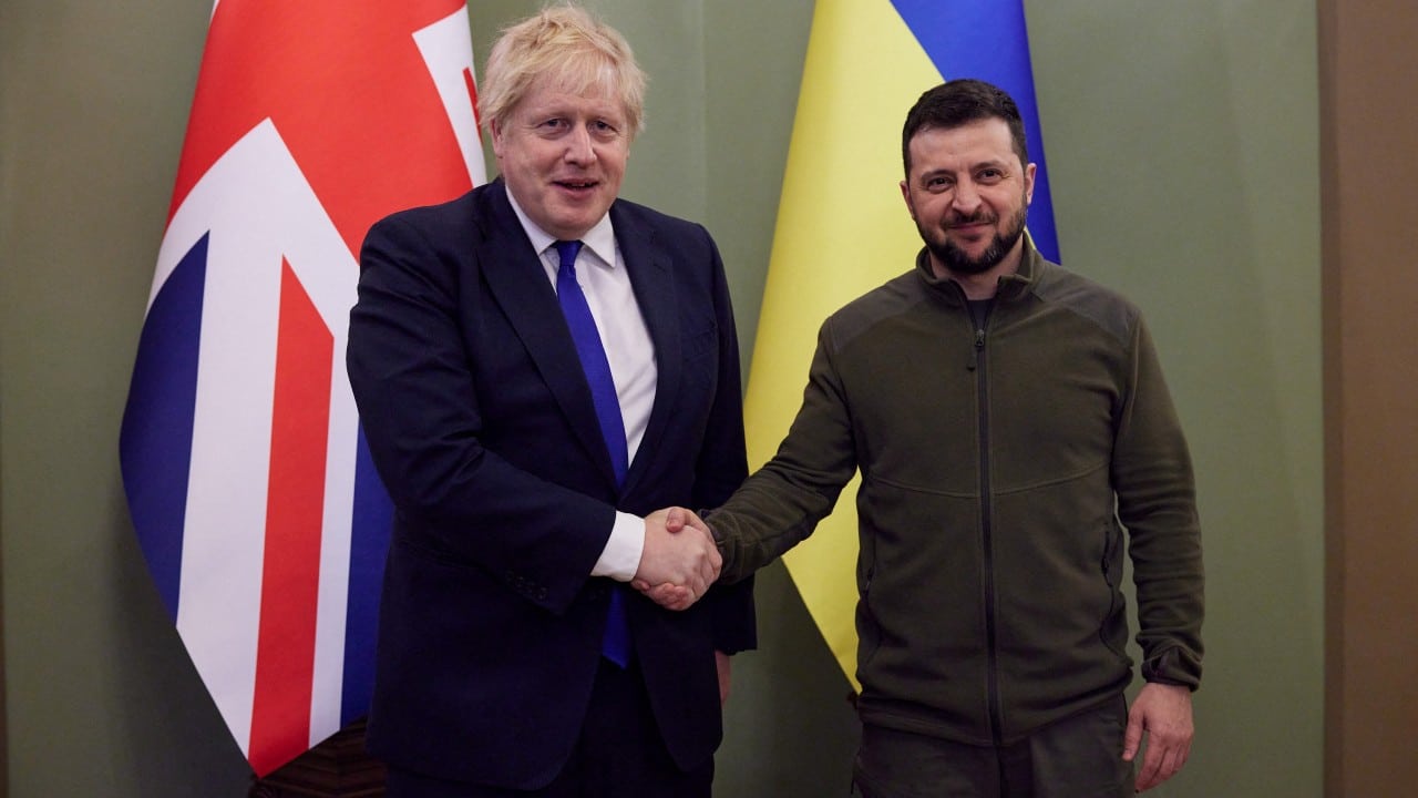 Boris Johnson ofrece a Ucrania 120 blindados y misiles antibuque
