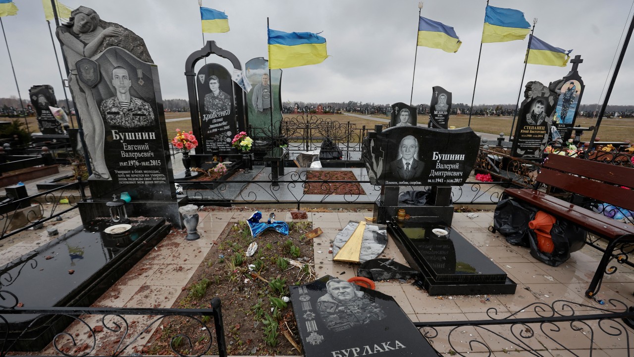 Ucrania entierra 25 ataúdes de soldados ucranianos desconocidos