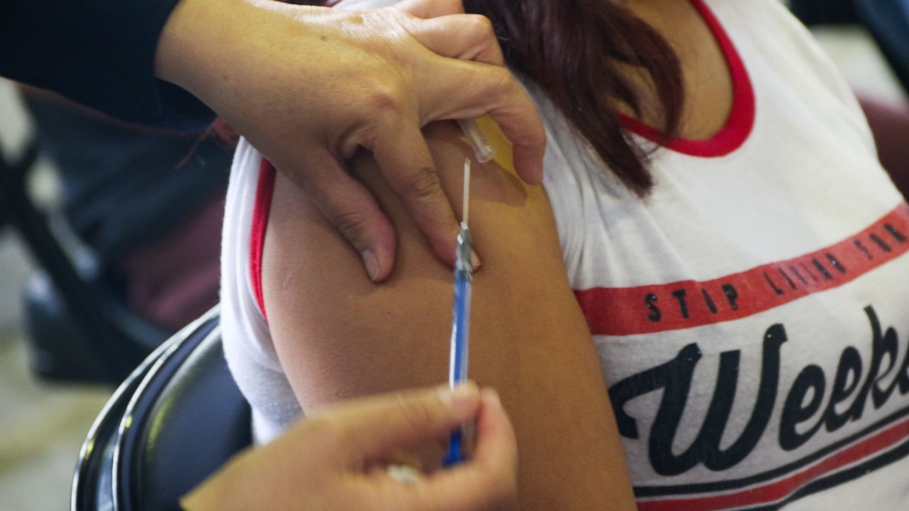 Jóvenes continúan siendo inmunizados contra la COVID-19 en la Ciudad de México.