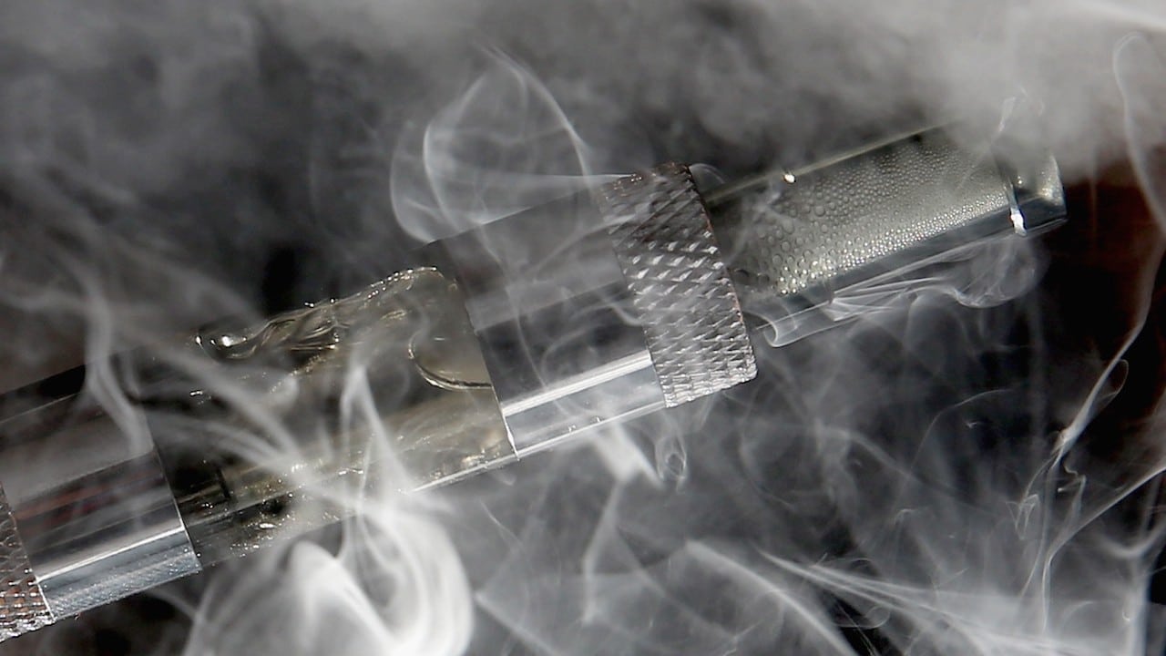 Un hombre fuma un cigarrillo electrónico (Getty Images)