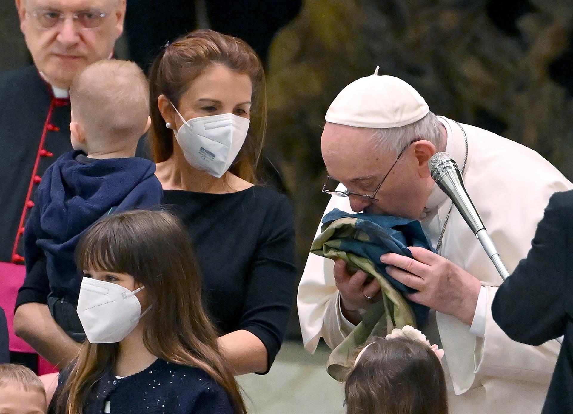 El papa Francisco se reunió con niños ucranianos en el Vaticano, 6 de abril de 2022 (EFE)