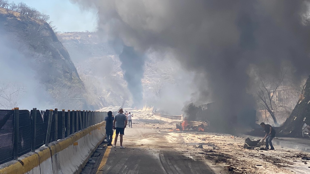 Vuelca tráiler y se incendia en la autopista Cuernavaca-Acapulco