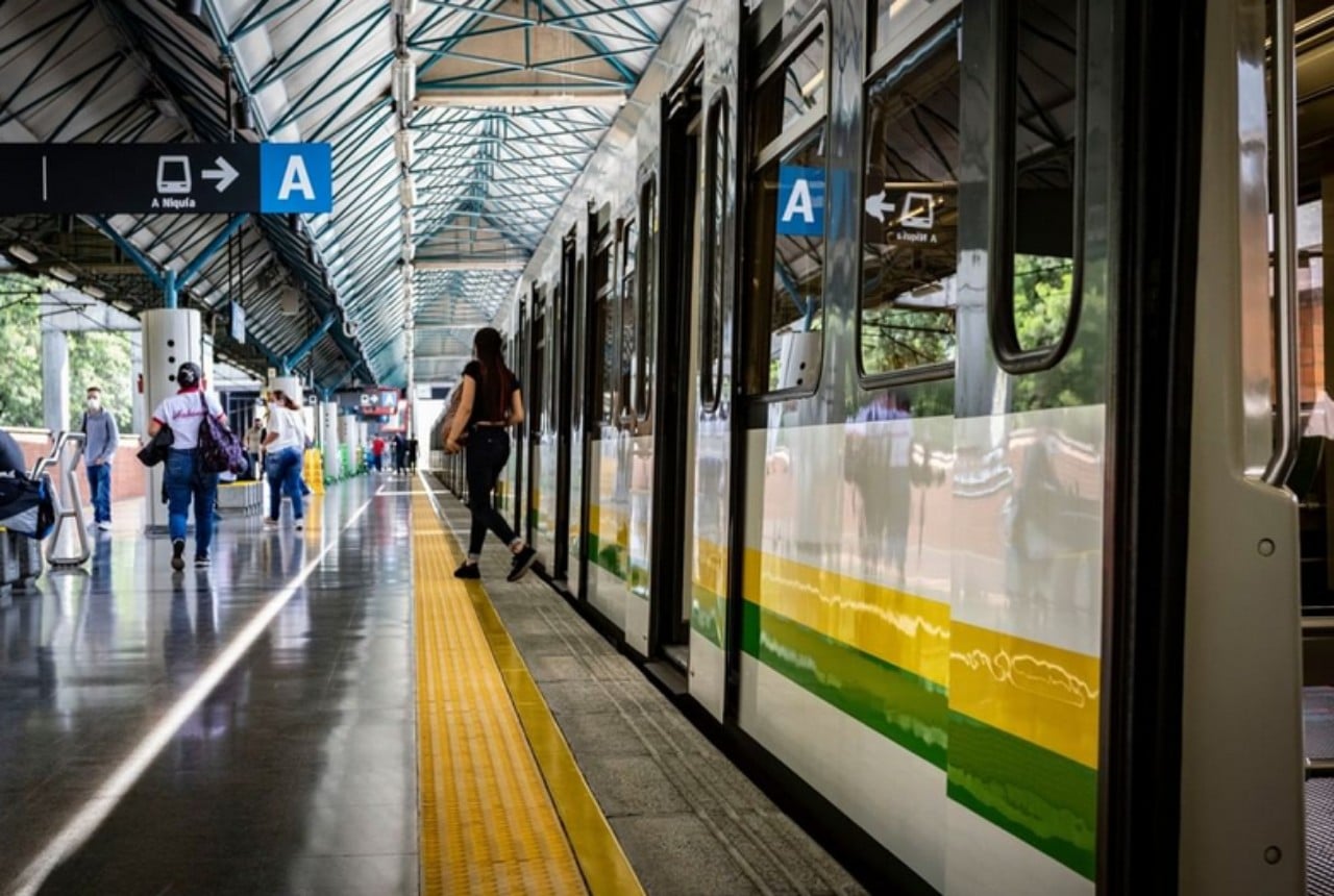 Metro de Medellín defiende a mujer que amamantaba