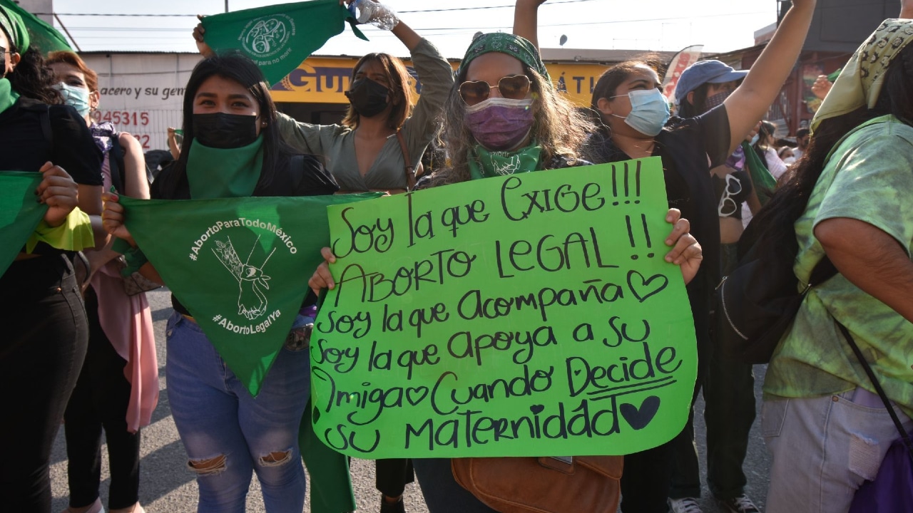 Mujeres empuñando pañuelos verdes exigieron la aprobación del aborto en el Congreso de Guerrero